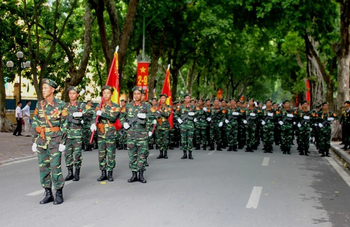 Bên trong các khu vực gần Quảng trường Ba Đình, các lực lượng diễu binh chuẩn bị cho buổi tổng duyệt.