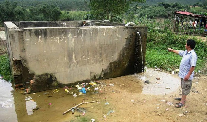 Bể lọc nước được xây dựng ở xa khu dân cư nên người dân không sử dụng