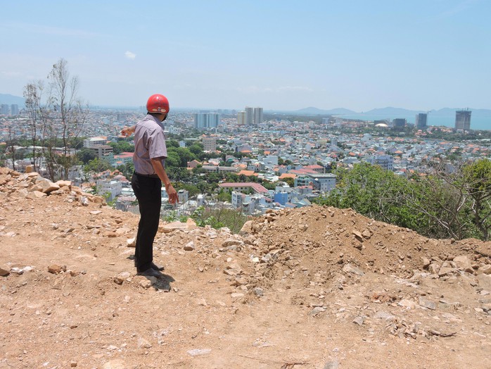 Đất đá do Công ty Lang Phong đổ rơi xuống núi gây nguy hiểm cho những hộ dân phía dưới