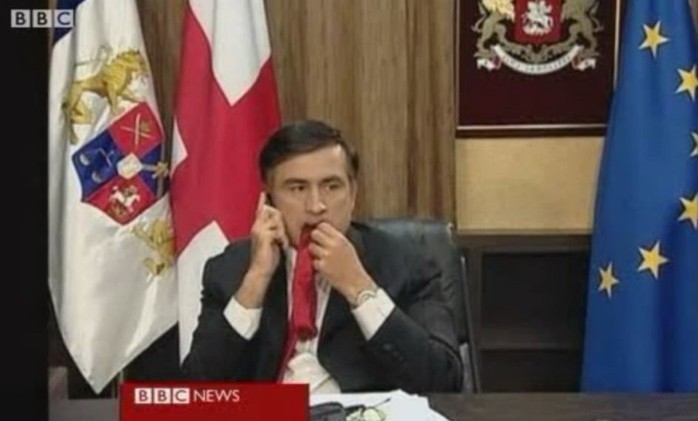 Ảnh chụp đoạn clip ông Saakashvili nhai cà vạt gây bão trên internet. Ảnh: BBC