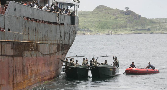 Philippines mua thêm tàu đối phó với ngư tặc. Ảnh: AP