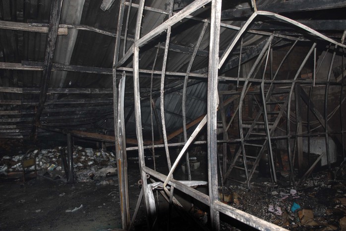 Vụ cháy thiêu rụi hơn 120 m2 kho chứa cồn 