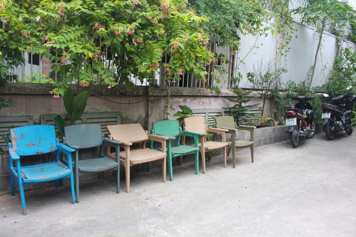 Nếu muốn trò chuyện bạn có thể ra khoảng sân trước quán để không làm phiền mọi người trong quán