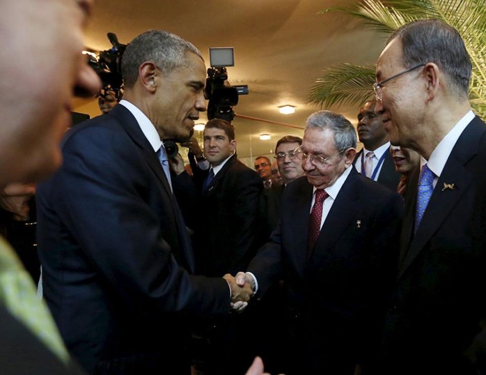 Tổng thống Mỹ Barack Obama và Chủ tịch Cuba Fidel Castro bắt tay nhau tại lễ khai mạc OAS tối 10-4. Ảnh: Reuters