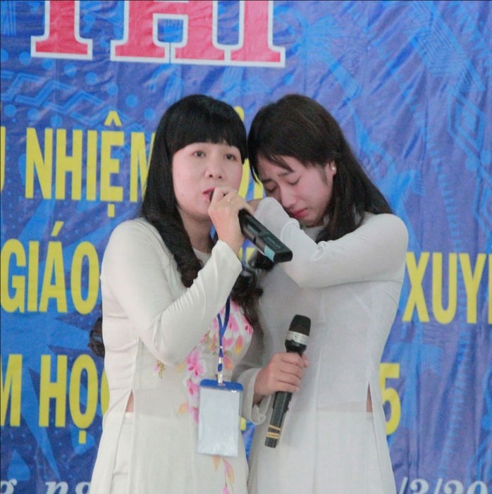 Học trò Kiều Chinh (bên phải) rất xúc động trước sự quan tâm, giúp đỡ của cô giáo chủ nhiệm Nguyễn Thị Thương Hiền