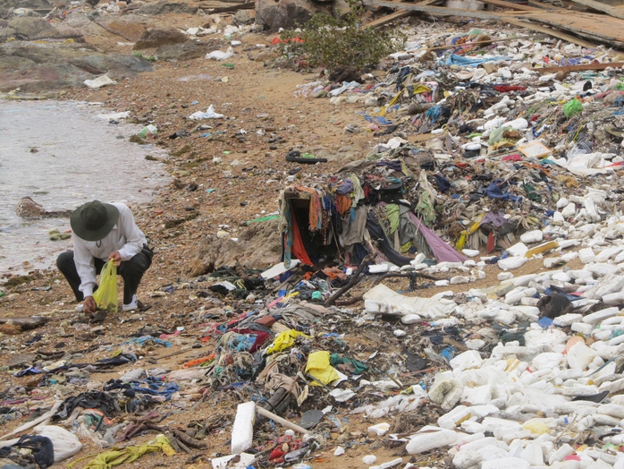 Bờ biển Nam Du (Kiên Giang) trở thành bãi rác bất đắc dĩ