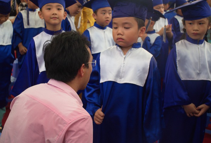 Một phụ huynh khuyến khích, động viên con trong lễ tốt nghiệp trường mầm non Ảnh: GIA THÙY Một phụ huynh khuyến khích, động viên con trong lễ tốt nghiệp trường mầm non Ảnh: GIA THÙY