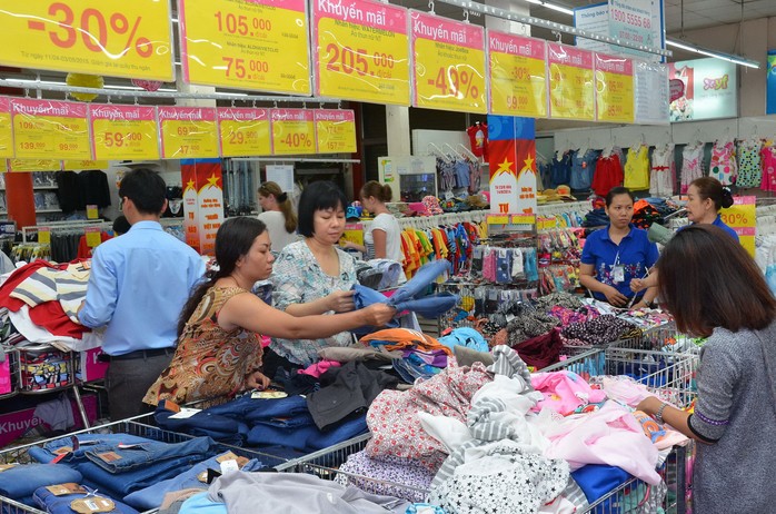 Hàng trăm mặt hàng được niêm yết giảm giá bán tại siêu thị Co.opmart Nguyễn Đình Chiểu (TP HCM) Ảnh: TẤN THẠNH