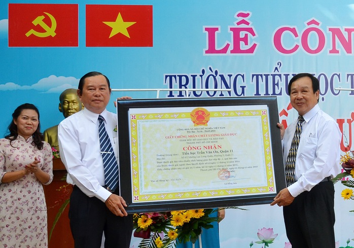 Ông Hồ Phú Bạc (trái), Trưởng Phòng Khảo thí và Kiểm định chất lượng giáo dục Sở Giáo dục và Đào tạo TP HCM, trao chứng nhận chất lượng giáo dục cho Hiệu trưởng Phạm Thanh Minh