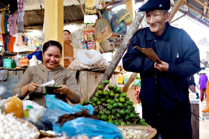 Các cụ già mua trầu, cau, thuốc lá để dùng trong những ngày tết.