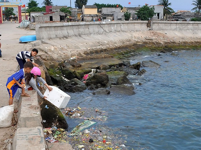 Vì không có ai thu gom, rác thải sinh hoạt được người dân Lý Sơn đổ xuống biển