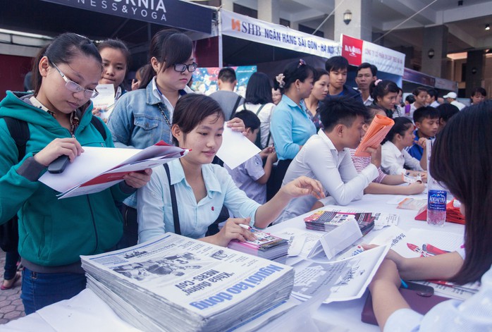 Sinh viên tìm thông tin việc làm tại ngày hội