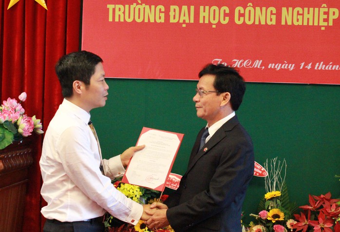 TS Nguyễn Thiên Tuế (bìa phải) nhận quyết định bổ nhiệm