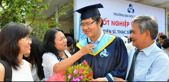 Một tân cử nhân Trường ĐH Bách khoa TP HCM trong ngày nhận bằng tốt nghiệp