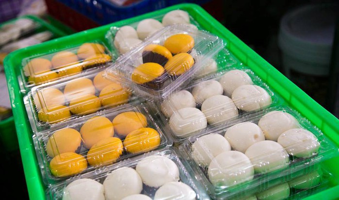 Ngoài vỏ vàng, bánh bao kim sa còn có màu trắng như các loại bánh bao thường Ngoài vỏ vàng, bánh bao kim sa còn có màu trắng như các loại bánh bao thường