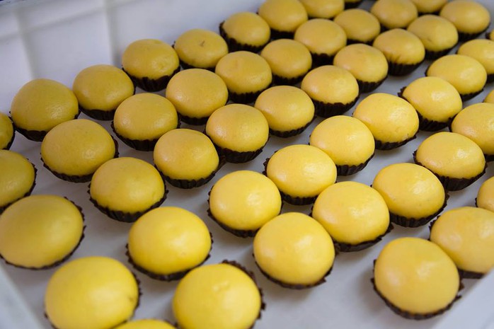Bánh có lớp vỏ vàng óng.