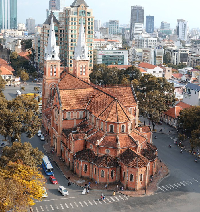 Nằm giữa trục đường chính, Nhà thờ Đức Bà nổi bậc với màu gạch đỏ. Ảnh: Thái Sơn