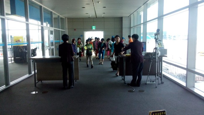 Kiểm tra sức khỏe hành khách tại sân bay Incheon. Ảnh: LÊ CƯỜNG