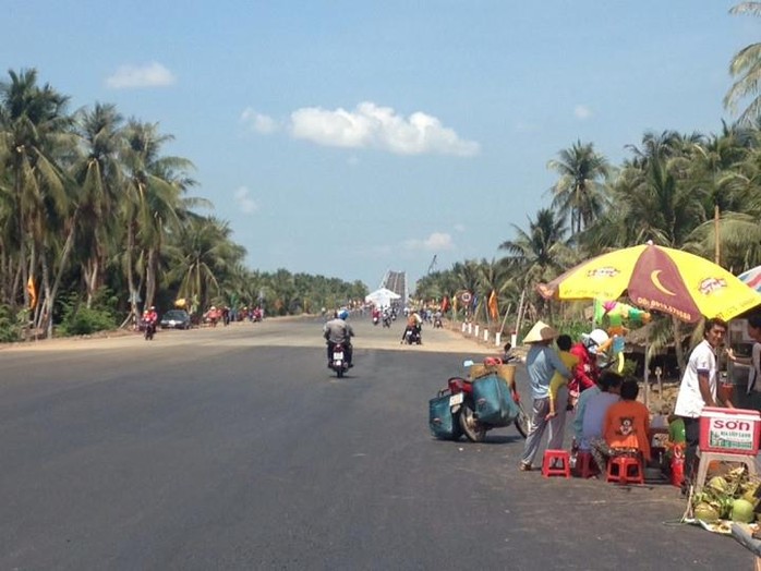 Nhiều quán cóc phục vụ giải khát dưới chân cầu đã tận dụng ngày thông xe để buôn bán