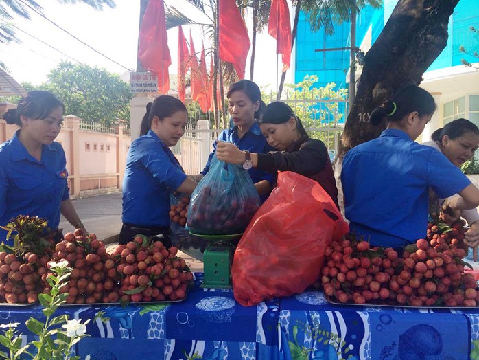 Các đoàn viên thanh niên Quảng Ngãi tổ chức bán vải thiều giúp nông dân Bắc Giang