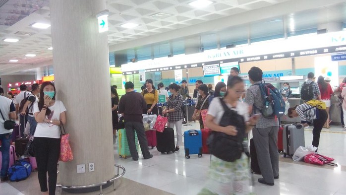 Chỉ có ít hành khách tại sân bay Gimpo đeo khẩu trang. Ảnh: LÊ CƯỜNG