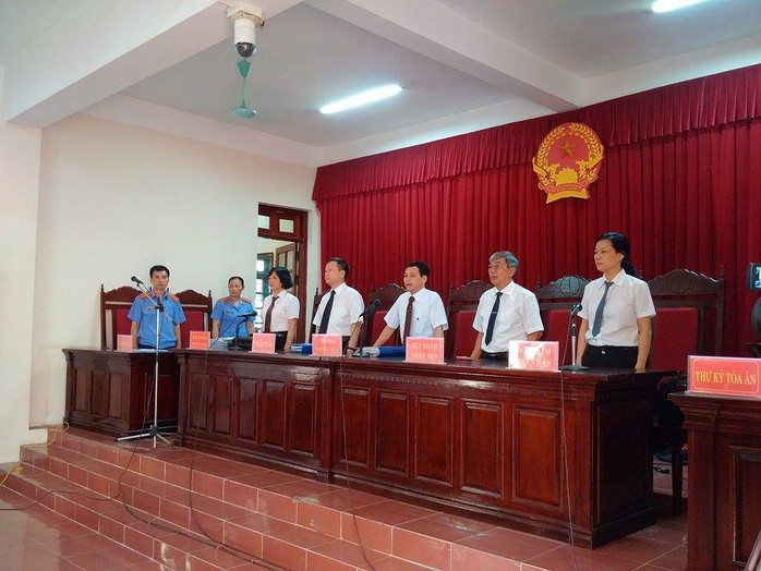 Hội đồng xét xử do thẩm phán Nguyễn Văn Hoa làm chủ toạ