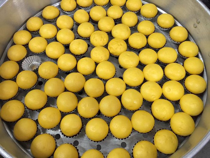 Bánh bao kim sa có hình dáng tròn, nhỏ hơn các loại bánh bao thường