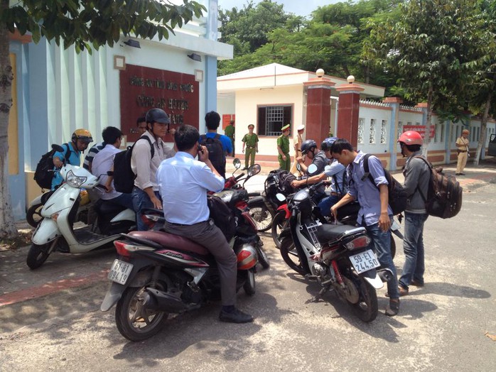 Rất nhiều phóng viên có mặt tập hợp rtước trụ sở Công an huyện Chơn Thành để tham dự buổi họp báo