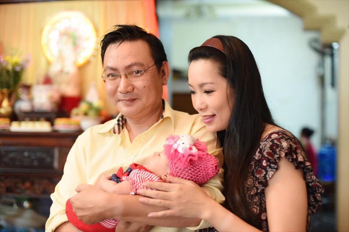 Vợ chồng Trịnh Kim Chi hạnh phúc trong ngày đầy tháng con gái