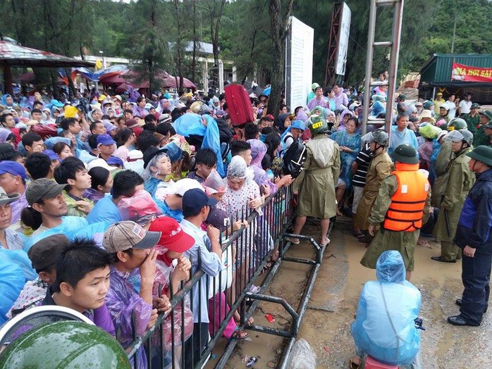 Hàng ngàn người dân chờ đợi ở bến tàu Cô Tô để được trở về đất liền