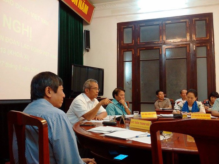 Chủ tịch Đặng Ngọc Tùng- người mặc áo trắng chủ trì Hội nghị Đoàn chủ tịch Tổng Liền đoàn lao động Việt Nam