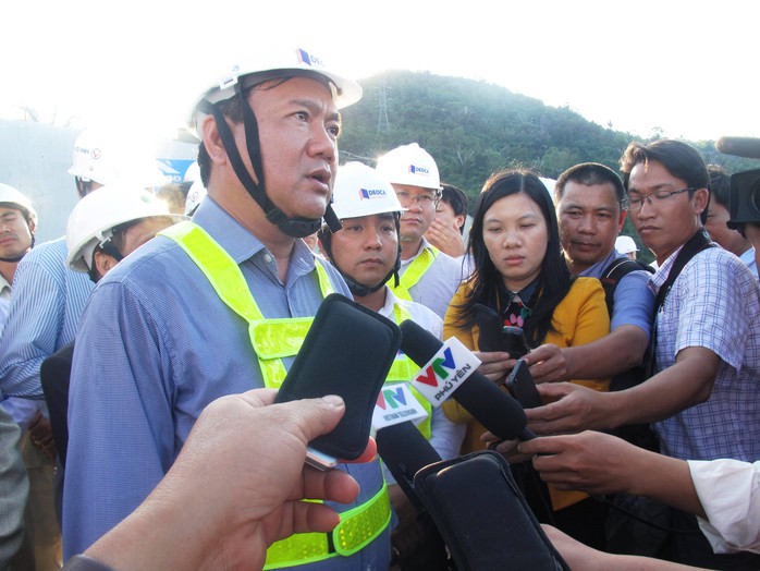 Bộ trưởng Bộ GTVT trả lời báo chí về việc “trảm” từ ban quản lý đến các đơn vị thi công chậm tiến độ ở tỉnh Bình Định  