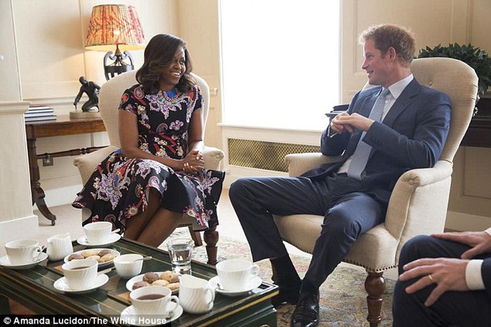 Bà Michelle ngồi uống trà với Hoàng tử Harry. Ảnh: The White House