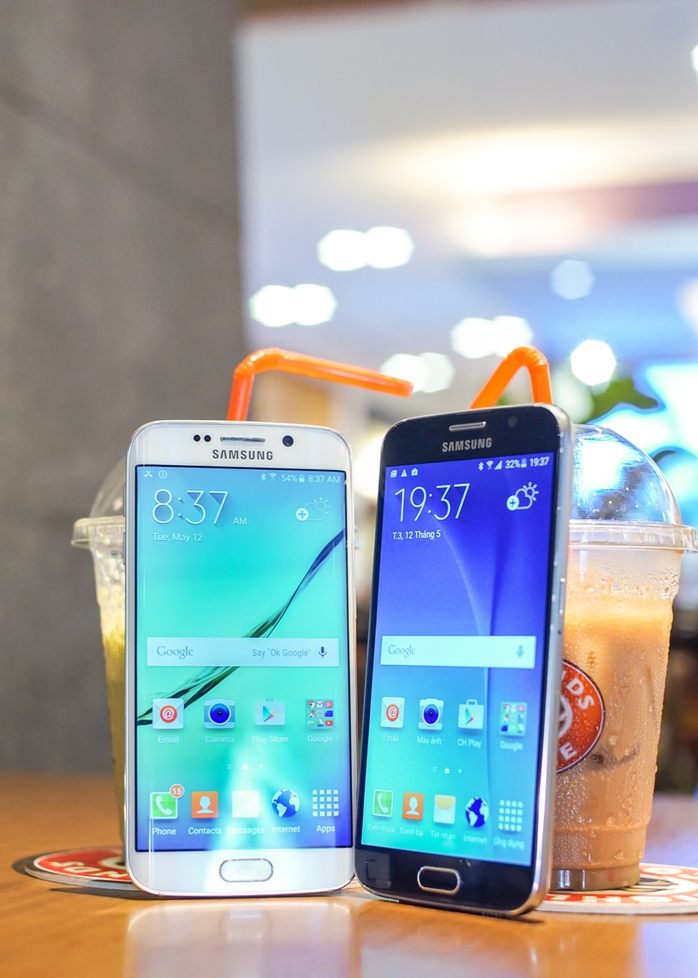 Galaxy S6 Edge bên cạnh chiếc S6 phiên bản thường.