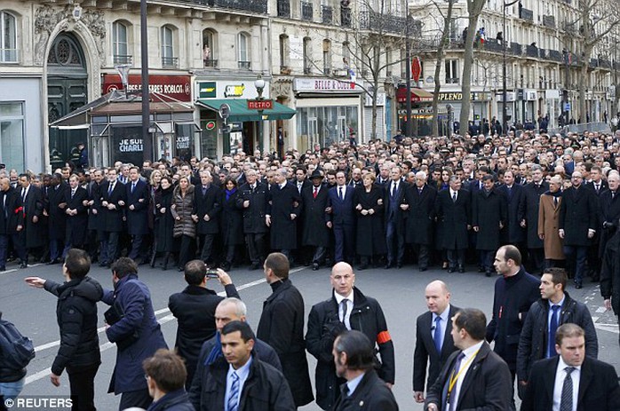 Các nhà lãnh đạo thế giới kết chặt tay nhau trong lễ tuần hành ngày 11-1. Ảnh: Reuters
