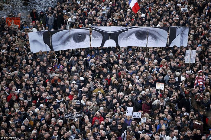 Cây bút biếm họa Stephane Charbonnier của báo Charlie Hebdo được tưởng nhớ. Ảnh: Reuters