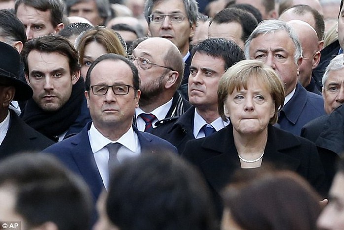 Tổng thống Pháp Francois Hollande và Thủ tướng Đức Angela Merkel. Ảnh: AP