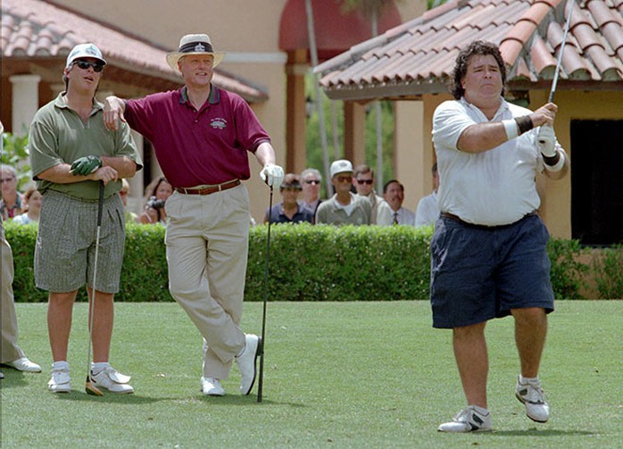 Cựu Tổng thống Bill Clinton (giữa) chơi golf với hai em rể Tony và Hugh Rodham tại TP Coral Gables, bang Florida – Mỹ năm 1996. Ảnh: AP