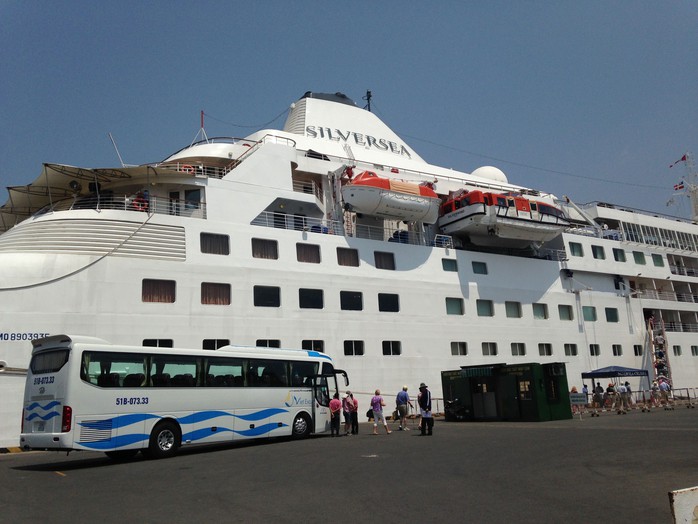 Du khách đến TP HCM trên tàu biển Silver Wind cập cảng Sài Gòn ngày 17-3