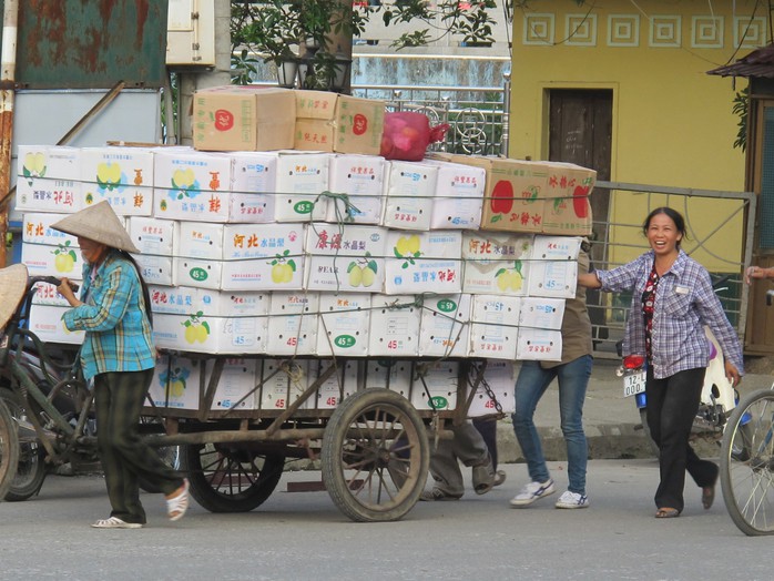 Cư dân biên giới vận chuyển hàng qua cửa khẩu Tân Thanh, tỉnh Lạng Sơn Ảnh: VĂN DUẨN