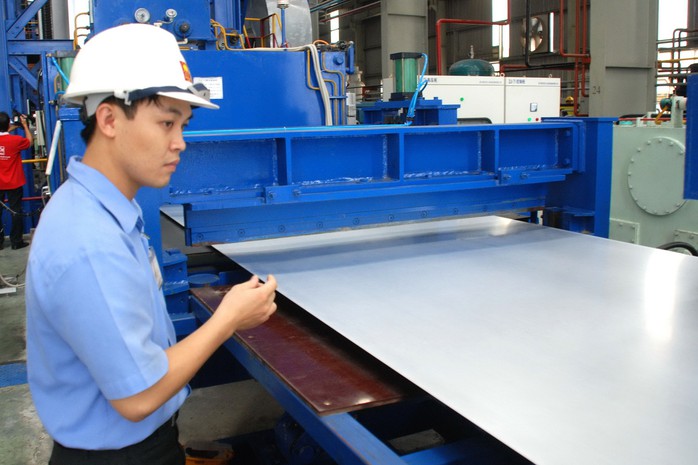 Dây chuyền sản xuất tôn của một doanh nghiệp ở tỉnh Bình Dương Ảnh: TẤN THẠNH