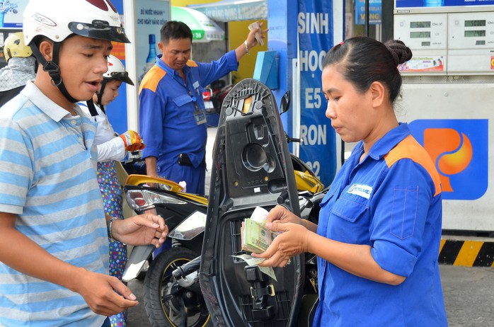 Giá xăng thế giới so với cùng kỳ đã giảm đáng kể nhưng giá bán lẻ trong nước không giảm tương ứng
Ảnh: TẤN THẠNH