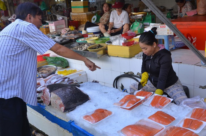 Các loại hải sản được tiêu thụ mạnh trong dịp lễ. Trong ảnh: Khách mua hải sản tại chợ Bến Thành, TP HCM  Ảnh: TẤN THẠNH