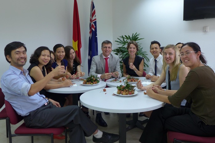 Đại sứ Hugh Borrowman (giữa) và các nhân viên Đại sứ quán Úc tại Việt Nam đang nếm thử quả vải tươi.  (Ảnh do Đại sứ quán Úc tại Việt Nam cung cấp)