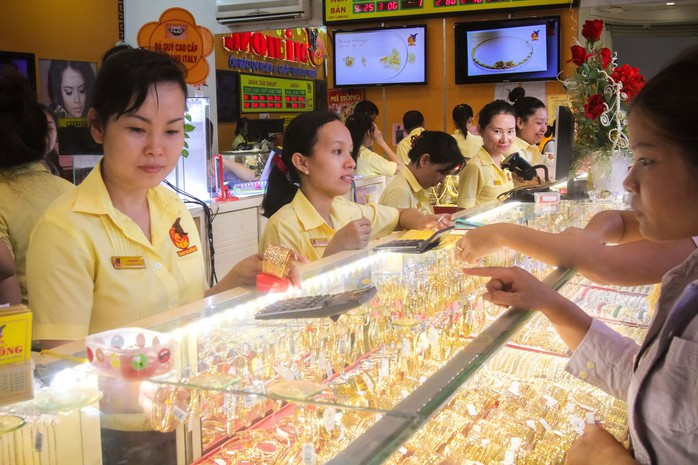Khách mua vàng tại tiệm vàng Mi Hồng, quận Bình Thạnh, TP HCM Ảnh: HOÀNG TRIỀU