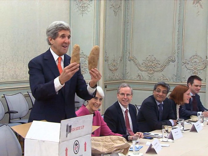 2 củ khoai tây khủng của Idaho mà Ngoại trưởng Mỹ Kerry tặng ông Lavrov đầu năm 2014. Ảnh: ABC News