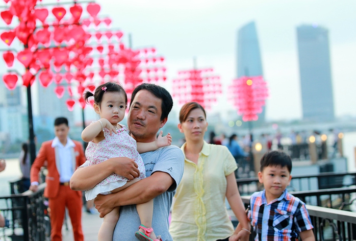 Nhiều gia đình cũng đưa con dạo chơi tại Cầu tình yêu. Nhiều gia đình cũng đưa con dạo chơi tại Cầu tình yêu.