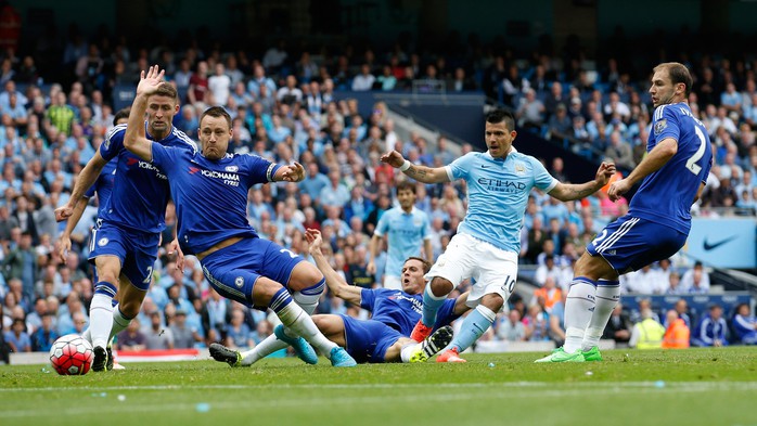 Hàng thủ Chelsea với Cahill, Terry và Ivanovic không theo nổi Aguero ở trận thua Man City 0-3  Ảnh: REUTERS