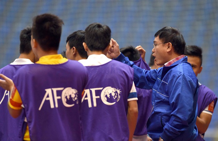 Ông Trần Anh Tú (phải) động viên cầu thủ futsal Việt Nam tại sân chơi châu lục Ảnh: Quang Liêm