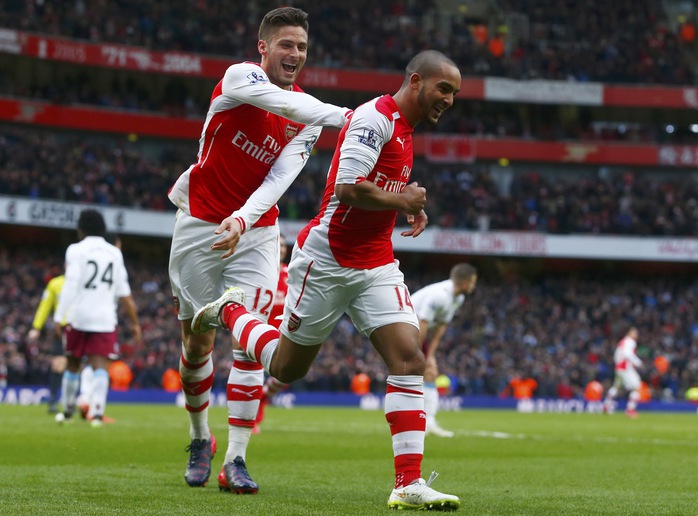 Walcott (phải) ghi bàn cho Arsenal sau hơn 1 năm
Ảnh: REUTERS